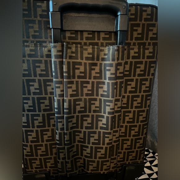 🔥🔥🔥Fendi carry-on vintage luggage - good conditions Authentic - Picture 5 of 12